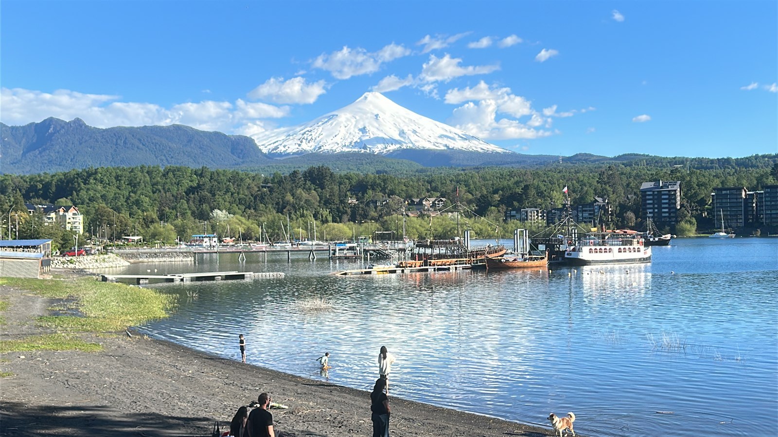 Lago, embarcaciones y volcán Villarrica desde la costanera de Pucón